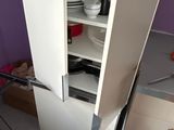 une grande armoire contenant tout un tas d'objets
