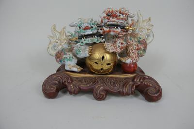 une figurine représentant un masque en or posée sur un socle