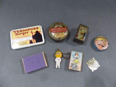 un grand nombre d'objets posés sur une table