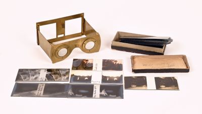 une boîte en carton sur laquelle sont dessinées des images et une paire de lunettes