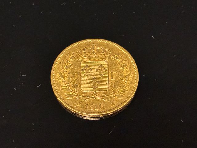 Une pièce de monnaie en or à valeur faciale de 40 francs Louis XV...