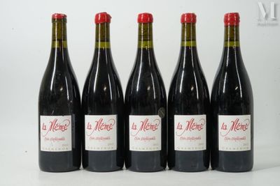 six bouteilles de vin rouge alignées