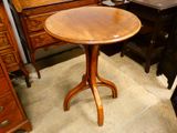 une petite table avec un plateau en bois dans une pièce