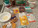 un grand nombre d'objets posés sur une table