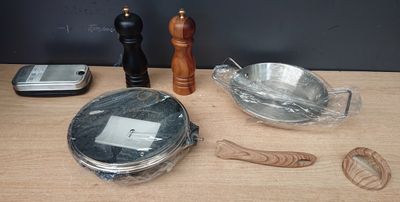 Lot de 4 articles de cuisine composé de: 1 Poêle antiadhésiv…