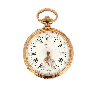 une montre de poche en or avec des chiffres romains sur le cadran