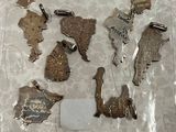 tout un tas de breloques rangées dans un sac