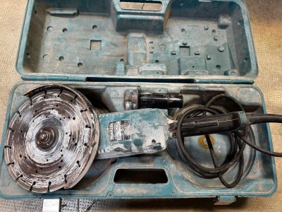 MAKITA meuleuse filaire GA9020 et sa caisse de transport.