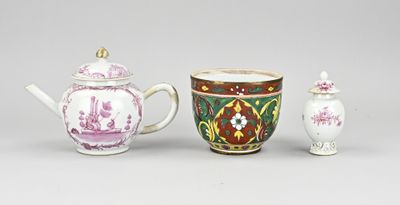 trois types différents de théières et une théière