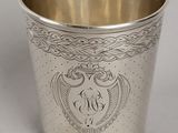 une coupe ancienne en argent ornée d'un motif monogrammé