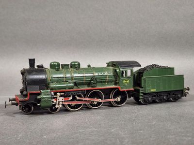 un petit train posé sur une surface grise