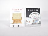 deux livres posés l'un à côté de l'autre sur une table