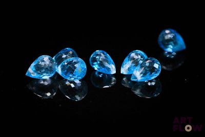 trois topazes bleues et diamants sur un fond noir