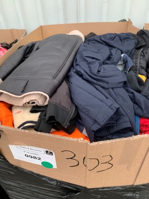 une boîte en carton remplie de vêtements et d'autres objets