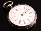 une montre de poche en argent avec des chiffres romains