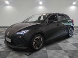 Une Toyota C-HR noire est garée sur un sol à damier.