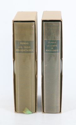 deux boîtes de parfum posées l'une à côté de l'autre sur une surface blanche