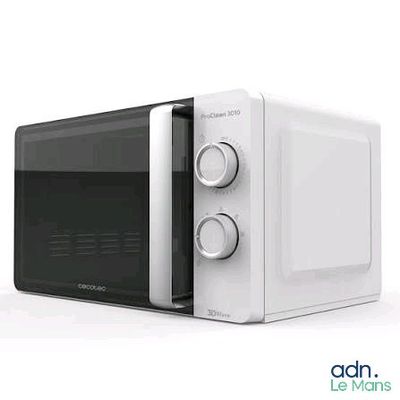 une image d'un four à micro-ondes sur fond blanc