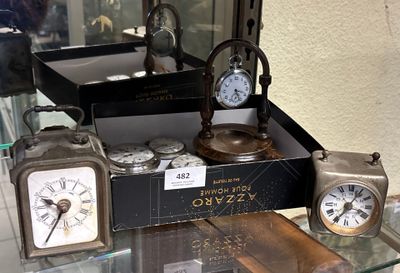 de nombreuses horloges différentes exposées dans une vitrine