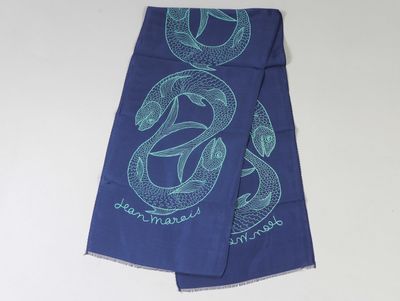 écharpe bleue ornée d'un motif représentant un serpent au recto et d'un autre serpent au verso