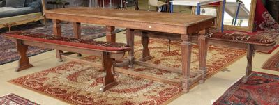 une table et un banc en bois dans une pièce où le sol est recouvert de tapis