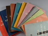 plusieurs livres sont empilés sur une table