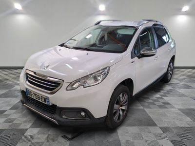 la petite voiture blanche est garée dans une grande pièce
