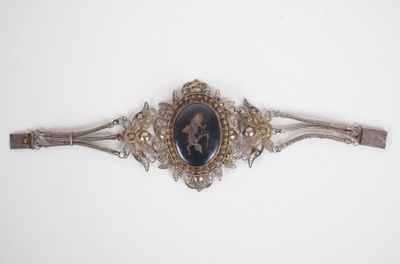 une photo d'un bracelet en argent orné d'un motif représentant un cheval