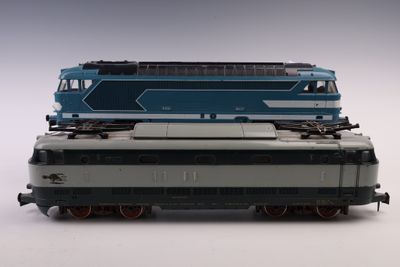 un train bleu et blanc posé sur une table blanche