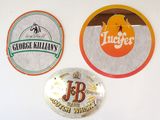trois types différents d'étiquettes de bière accrochées au mur