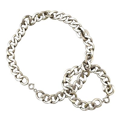 un gros plan d'un bracelet à maillons sur fond blanc