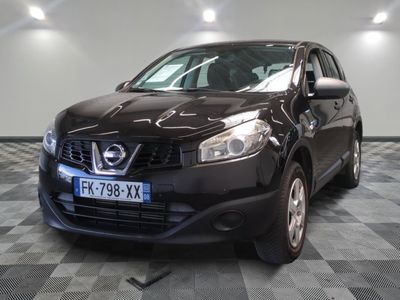 une photo d'une Nissan QXV noire garée dans un showroom