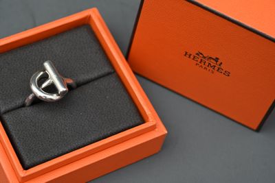une boîte orange posée sur une table, avec une bague à l'intérieur