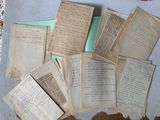 une pile de vieux papiers posée sur une table