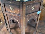 une petite table en bois surmontée d'un tiroir