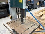 une photo d'une machine posée sur une palette