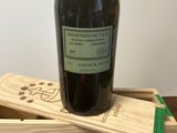 une bouteille de vin posée sur une caisse en bois