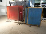 une pièce où il y a beaucoup de portes de différentes couleurs