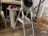 une échelle adossée au mur d'une pièce