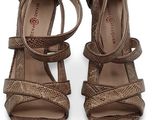 sandales marron pour femme, à lanières et à bout ouvert, sur fond blanc