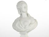 buste en marbre représentant une femme, posé sur un socle, sur fond blanc