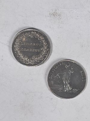 deux pièces posées l'une à côté de l'autre sur une surface blanche