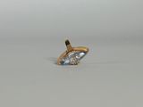 Gros plan sur une bague en or ornée d'une topaze bleue