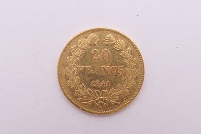 une image d'une pièce d'or sur une surface blanche