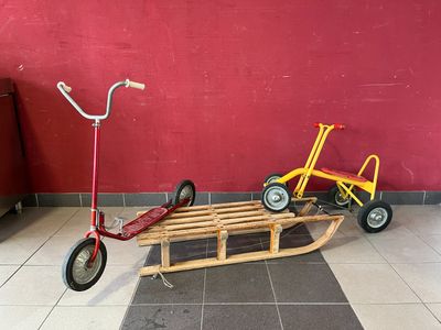 une petite luge en bois à laquelle est fixé un vélo