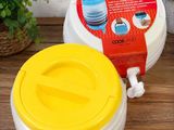 un récipient en plastique avec un couvercle jaune et un récipient en plastique avec un couvercle jaune
