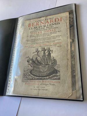 un vieux livre sur lequel figure l'image d'un bateau