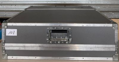 une grande mallette métallique posée sur une table