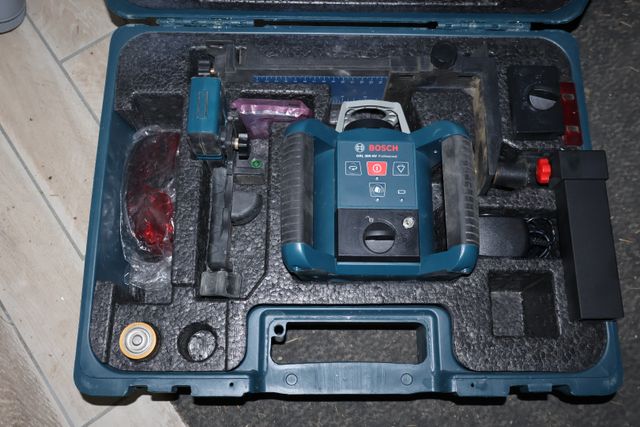 Laser de chantier rotatif BOSCH GRL300HS avec trépied et la mire....