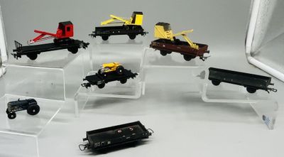 de nombreux véhicules miniatures exposés sur une table